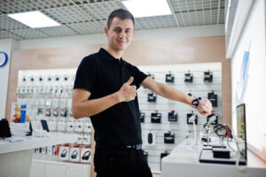 Placas de activo fijo en centros de reparación electrónica: cómo evitar pérdidas de herramientas y equipos